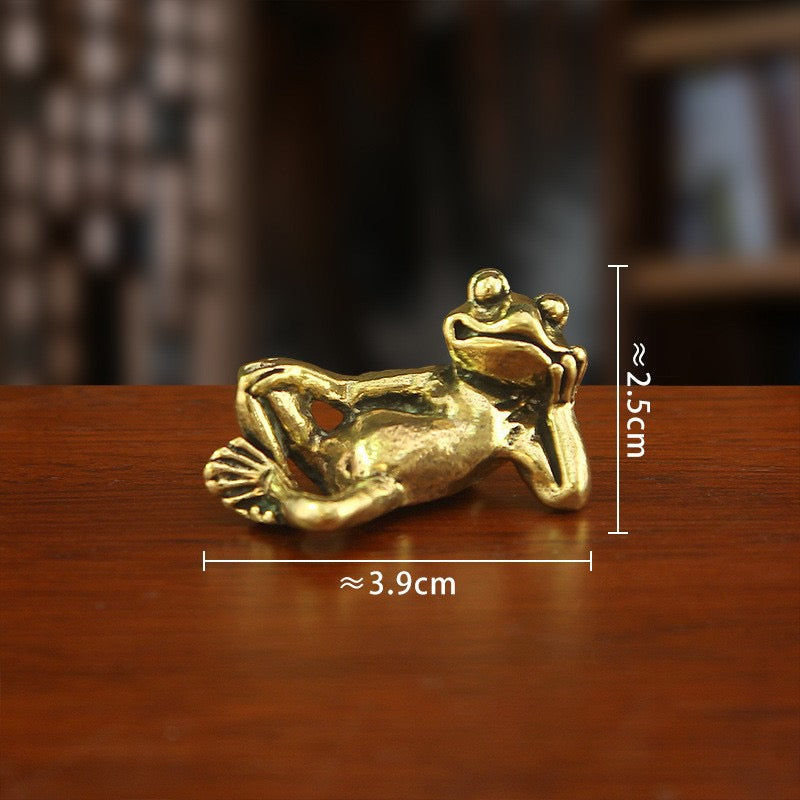 Lazy Frog Brass Figurine – Whimsical Mini Desk & Shelf Decor