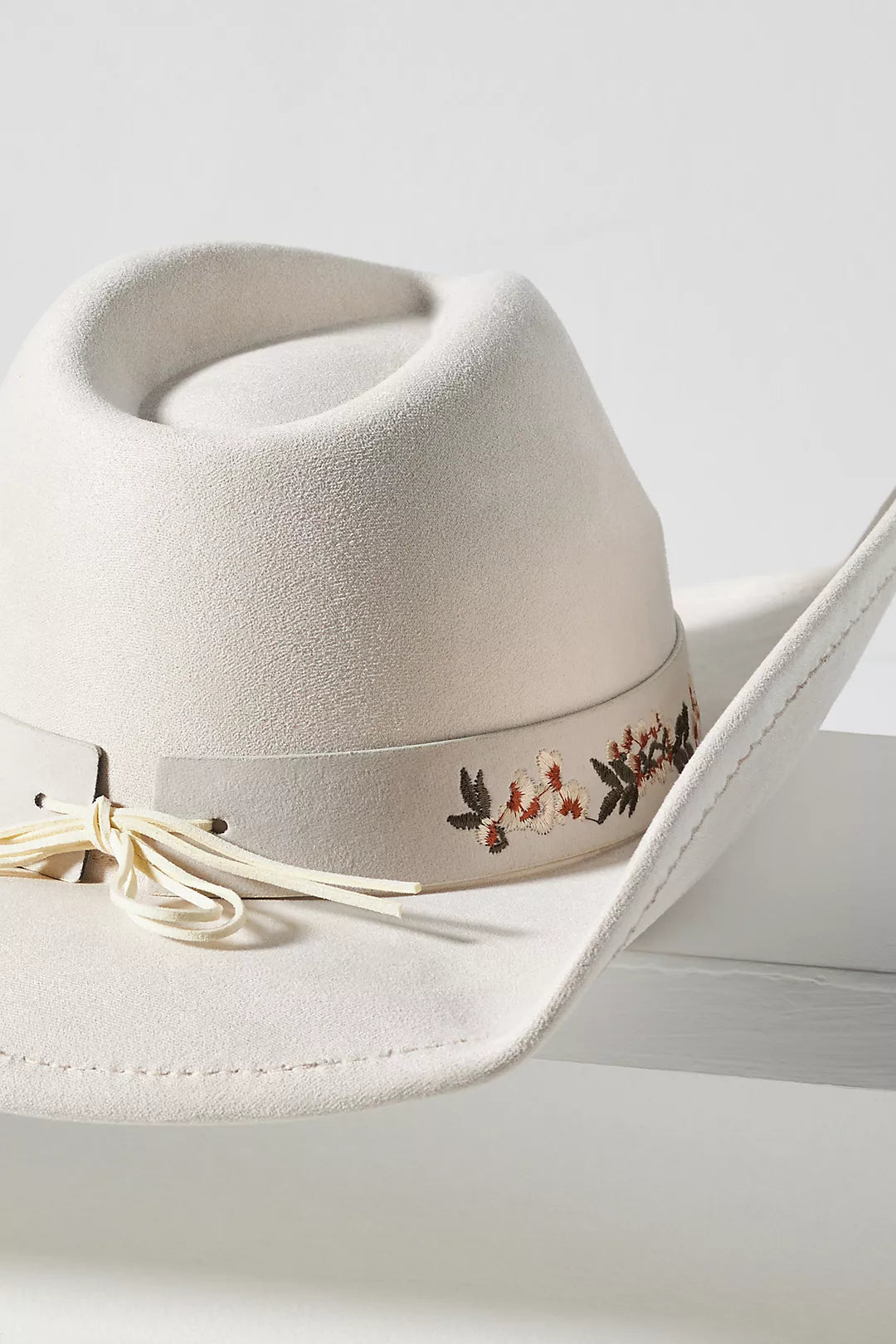 Embroidered Belted Rancher Cowboy Hat – Stylish Western Elegance in Black, Brown, and White